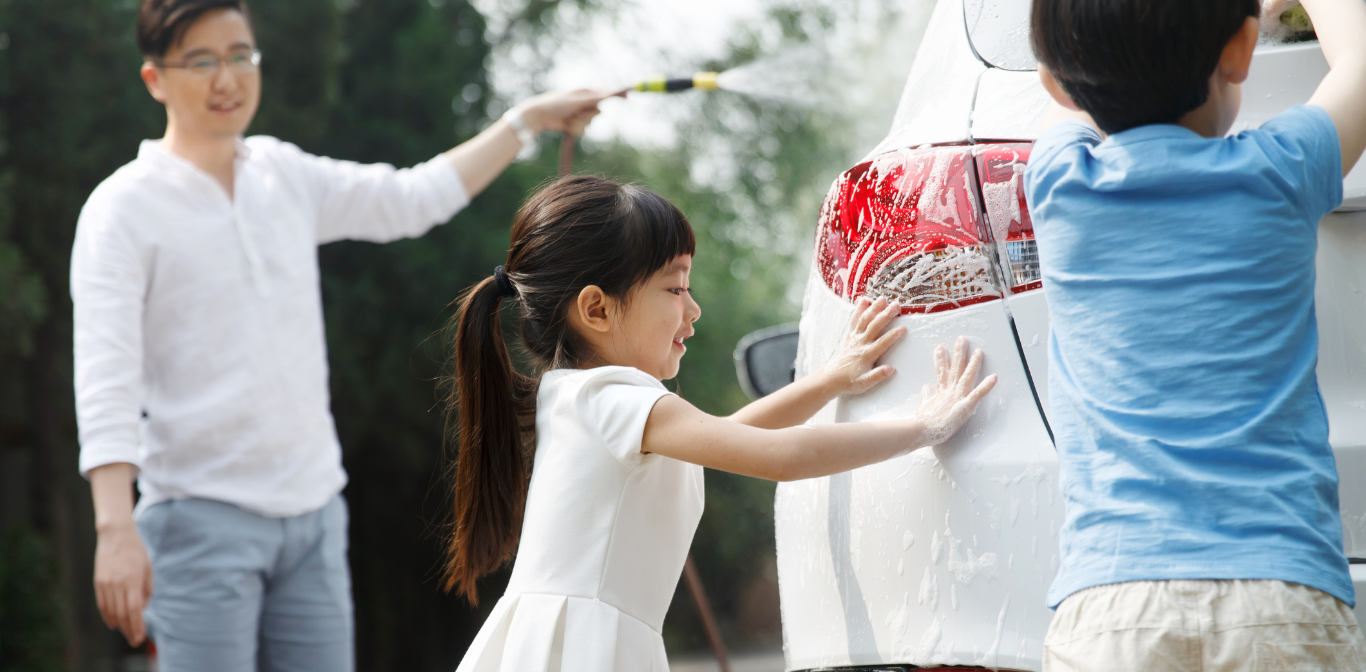 家族で車を洗う様子