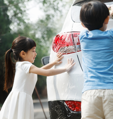 家族で車を洗う様子